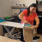Bügelservice Bügelwolf Frau Kata Heimd bügeln Vorbild » Ihr Bügelservice in Tulln: Abholung und Lieferung innerhalb von 24 – 48 Stunden! Bügelwolf Bügelservice Mit Lieferung Nach Hause Hemden T shirts Bettwäsche Mit Kurzer Lieferzeit Und Zu Günstigen Preisen Online terminvereinbarung Kostenlose Abholung Und Lieferung Am Nächsten Tag Wenn Sie Unseren Express service Wählen